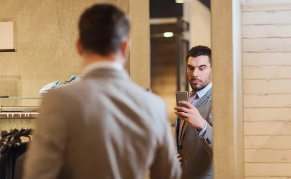 Ayna selfie kıyafet mağazasında alarak takım elbiseli adam — Stok fotoğraf
