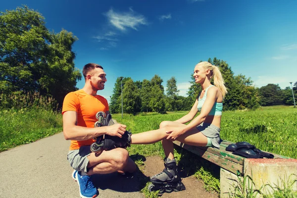 Casal feliz com patins ao ar livre — Fotografia de Stock