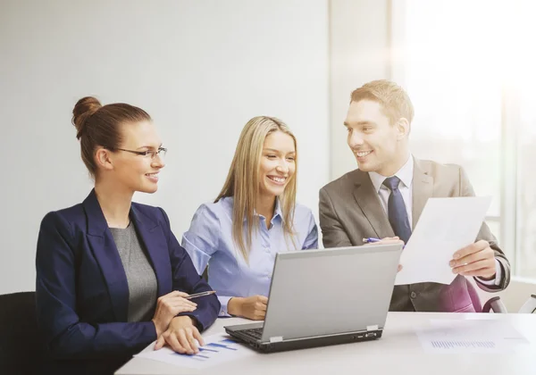 Equipo de negocios con portátil teniendo discusión — Foto de Stock