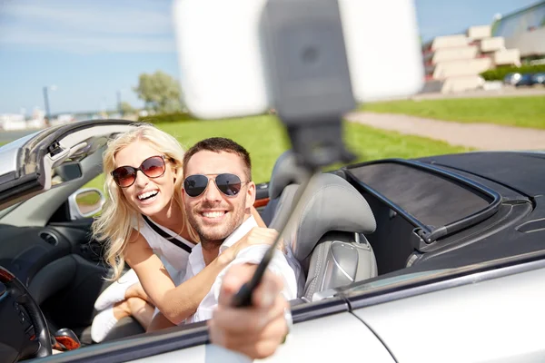 Arabada selfie smartphone ile alarak mutlu çift — Stok fotoğraf