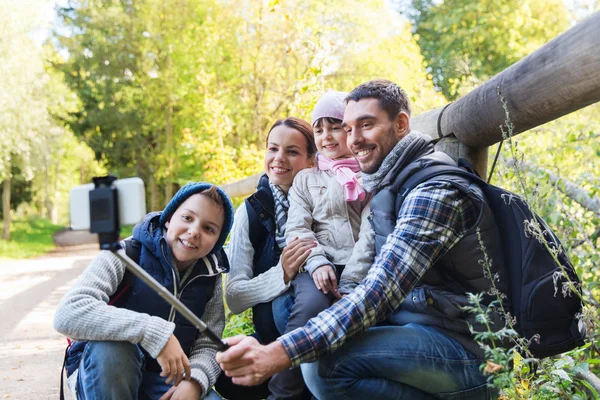 Keluarga dengan ransel mengambil selfie dan hiking — Stok Foto