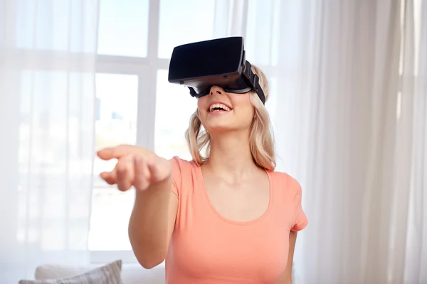 Mujer con auriculares de realidad virtual o gafas 3D —  Fotos de Stock