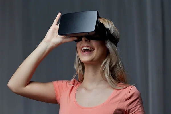 Frau in Virtual-Reality-Headset oder 3D-Brille — Stockfoto