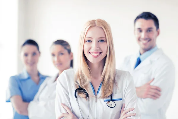 Medico femminile di fronte al gruppo medico — Foto Stock