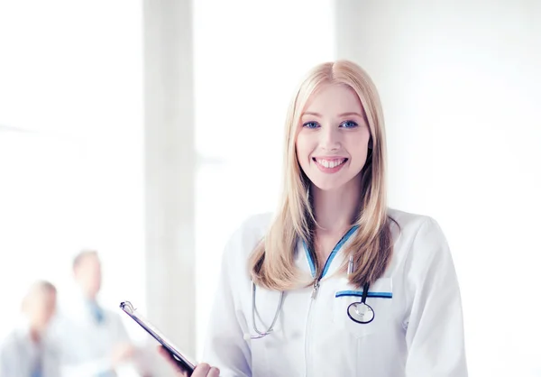 Femme médecin avec stéthoscope — Photo