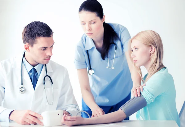 Medico e paziente in ospedale — Foto Stock