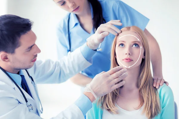 Male plastic surgeon with patient — Stock Photo, Image