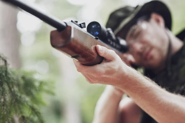 Soldat eller jägare skjuta med pistol i skogen — Stockfoto