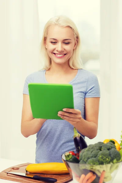 Jonge vrouw met tablet pc thuis koken glimlachen — Stockfoto