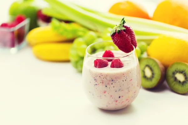 Close-up de vidro com batido de leite e frutas — Fotografia de Stock