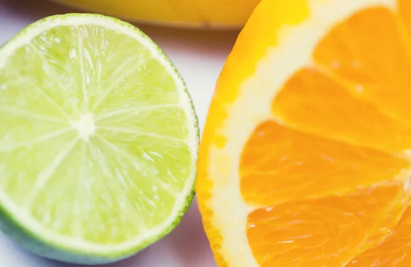 Primer plano de naranja jugosa fresca y lima — Foto de Stock