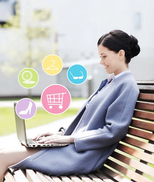 Ler affärskvinna med laptop i city — Stockfoto