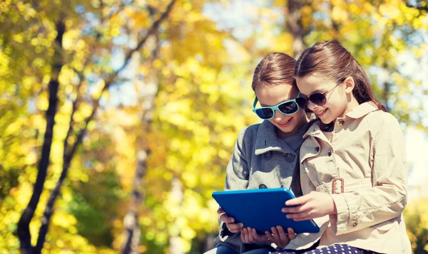 Filles heureuses avec tablette PC en plein air — Photo