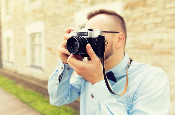 Close up de homem hipster com câmera de filme na cidade — Fotografia de Stock