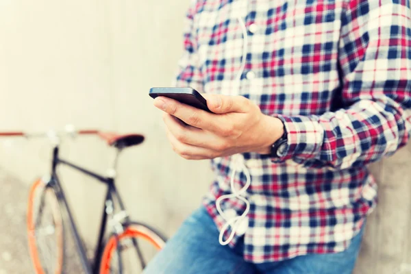 Primer plano del hombre hipster con teléfono inteligente y bicicleta — Foto de Stock