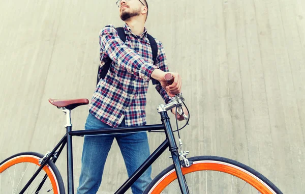 Hipster-Mann mit Fahrrad und Rucksack — Stockfoto