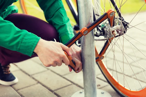 Primer plano del hombre de fijación de la bicicleta de bloqueo en el aparcamiento — Foto de Stock