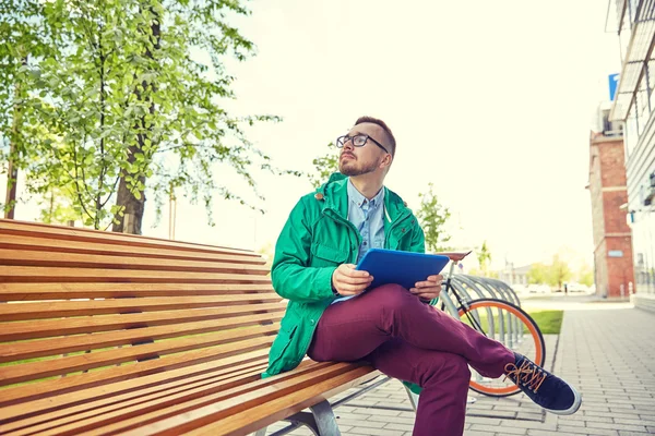 Heureux jeune homme hipster avec tablette PC et vélo — Photo