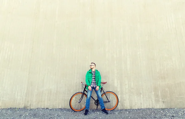 Glücklicher junger Hipster-Mann mit festem Gang — Stockfoto