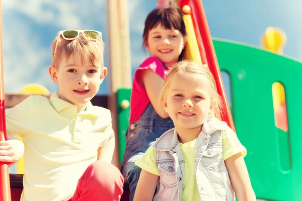 Gruppo di bambini felici nel parco giochi per bambini — Foto Stock