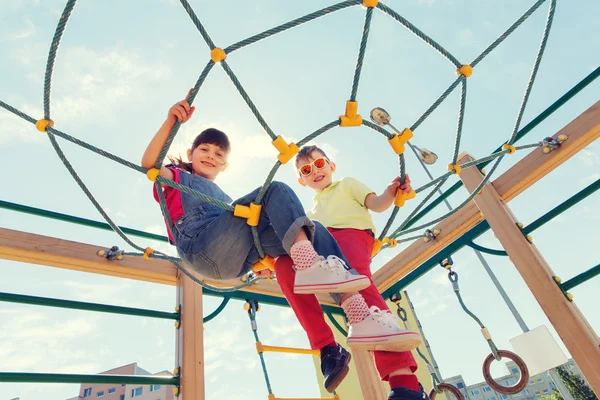 Gruppo di bambini felici nel parco giochi per bambini — Foto Stock