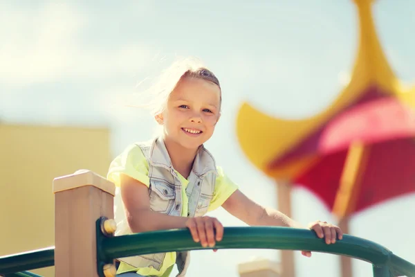 Felice bambina arrampicata sul parco giochi per bambini — Foto Stock