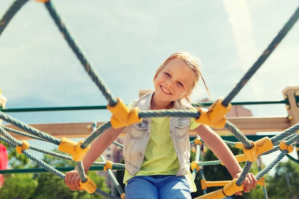 Felice bambina arrampicata sul parco giochi per bambini — Foto Stock