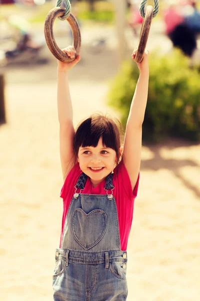 Glückliches kleines Mädchen auf Kinderspielplatz — Stockfoto