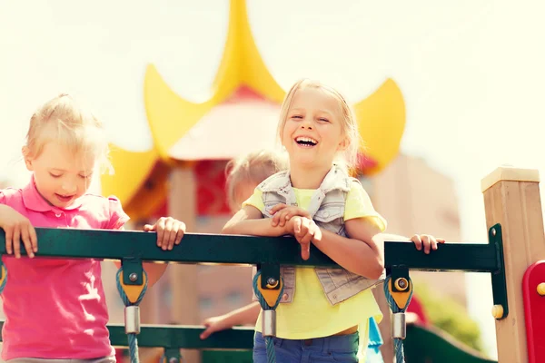 Šťastné malé holčičky na dětské hřiště — Stock fotografie