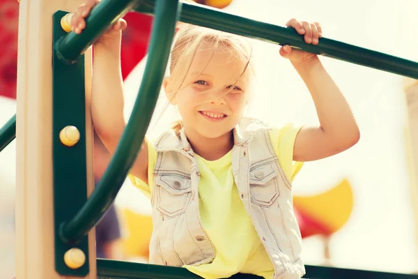 Felice bambina arrampicata sul parco giochi per bambini — Foto Stock