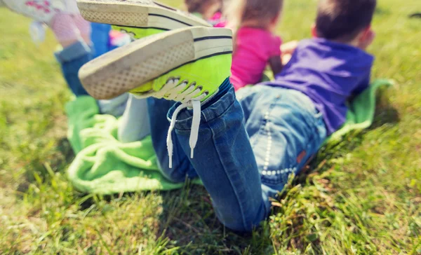 Close up van kinderen liggend op picknick deken buitenshuis — Stockfoto