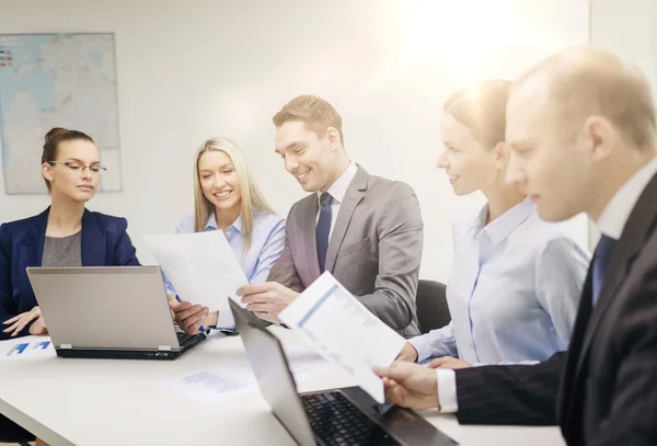 Business-Team mit Laptop im Gespräch — Stockfoto