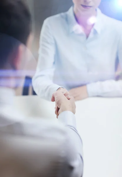 Femme d'affaires et homme d'affaires serrant la main — Photo