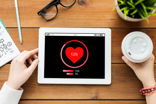 Primer plano de la mujer con la tableta de la PC en la mesa de madera — Foto de Stock