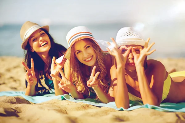 Chicas tomando el sol en la playa — Foto de Stock
