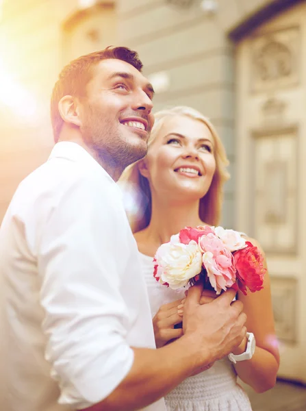 Casal com flores na cidade — Fotografia de Stock