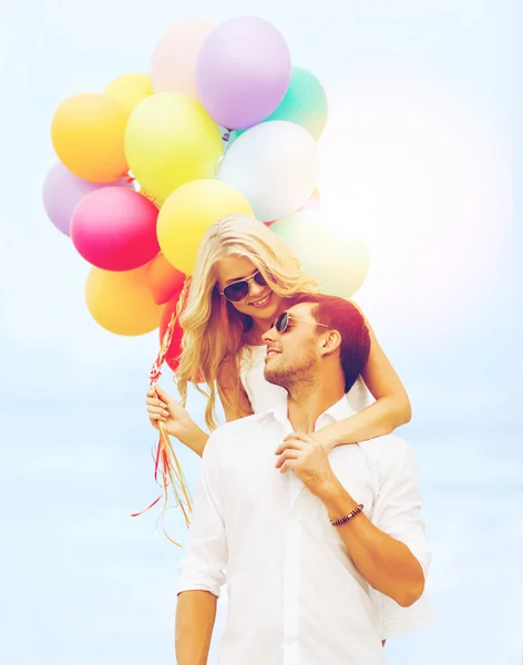 Paar in sunglases met kleurrijke ballonnen — Stockfoto