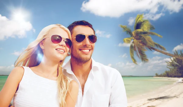 Casal feliz em óculos de sol na praia das maldivas — Fotografia de Stock