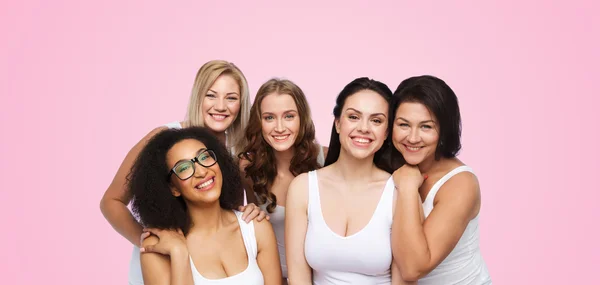 Gruppo di donne felici diverse in biancheria intima bianca — Foto Stock