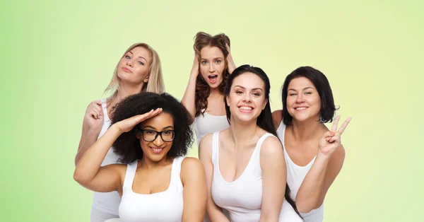 Grupo de mulheres felizes em roupa interior branca se divertindo — Fotografia de Stock