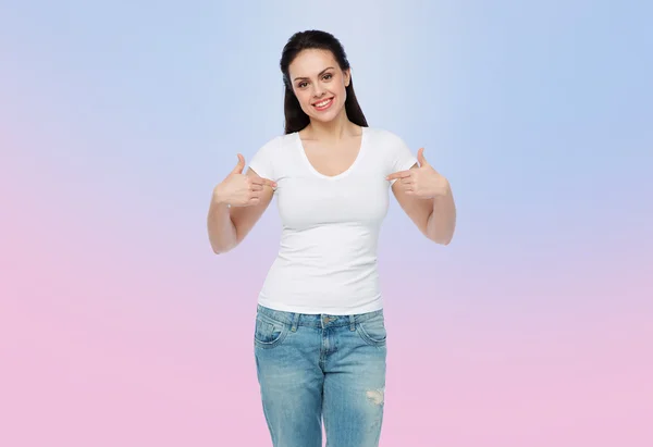 Счастливая молодая женщина или подросток в белой футболке — стоковое фото
