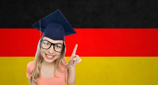 Lachende vrouw van de jonge student in mortarboard — Stockfoto