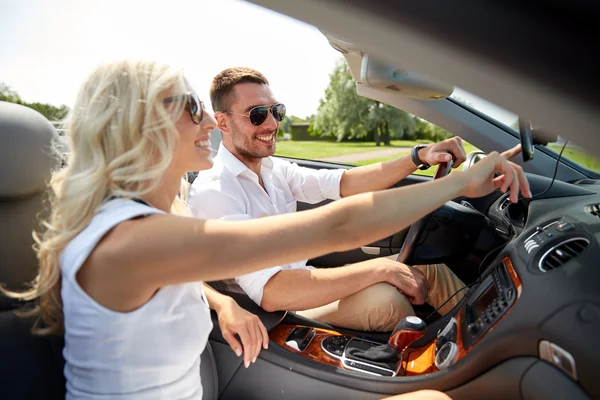 Casal feliz usando o navegador gps em carro cabriolet — Fotografia de Stock