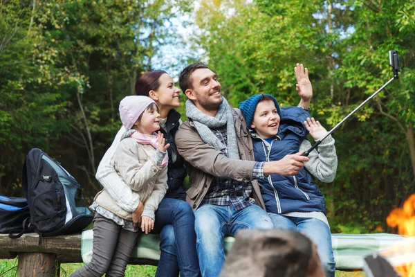 Family with smartphone taking selfie near campfire — Stock Photo, Image