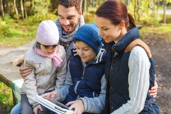 Famiglia felice con tablet pc al campo — Foto Stock