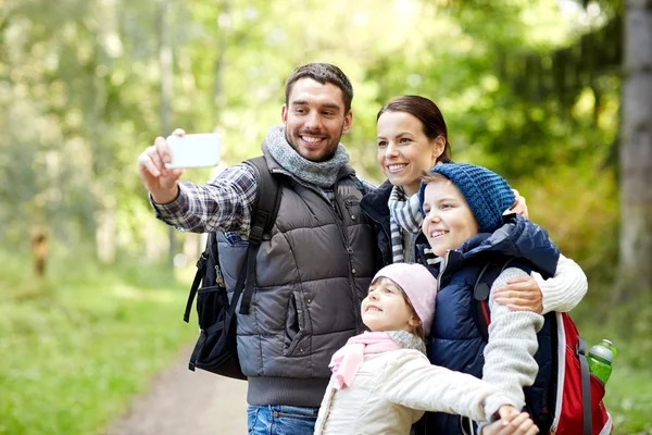 Family taking selfie with smartphone in woods — Stock Photo, Image