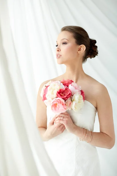 Hermosa mujer asiática con flor y joyería — Foto de Stock