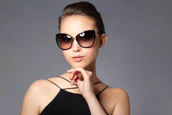 Schöne junge Frau in eleganter schwarzer Sonnenbrille — Stockfoto