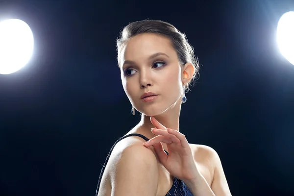 Vacker ung asiatisk kvinna med örhänge — Stockfoto