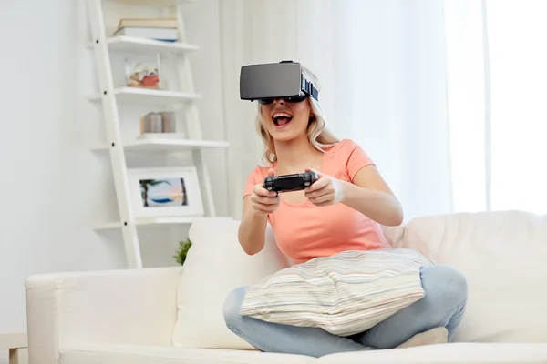 Mulher em fone de ouvido de realidade virtual com controlador — Fotografia de Stock